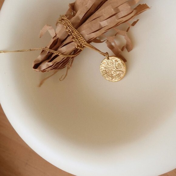 NEW 18K Gold Plated Vintage Embossed Lion Coin Necklace - Picture 9 of 9